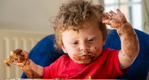 Dziecko je czekoladę.