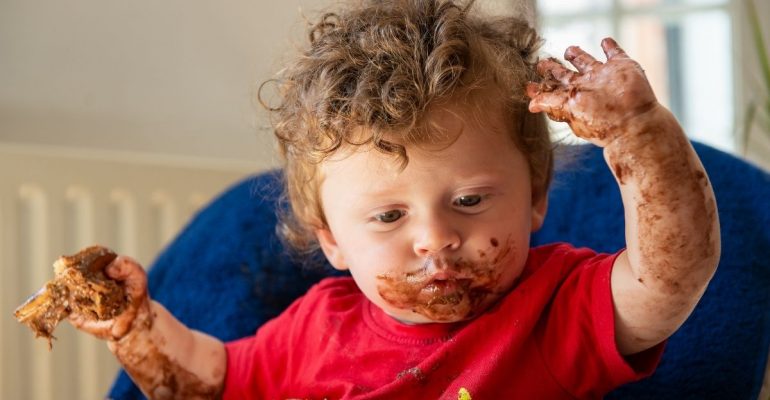 Dziecko je czekoladę.